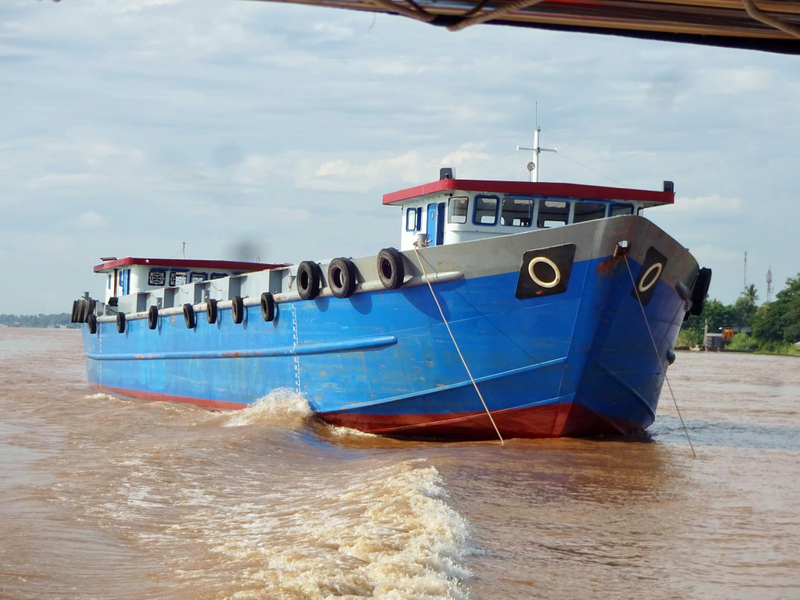 Illustration for article titled more crazy boats - THAT IS A REAL LOAD!!!
